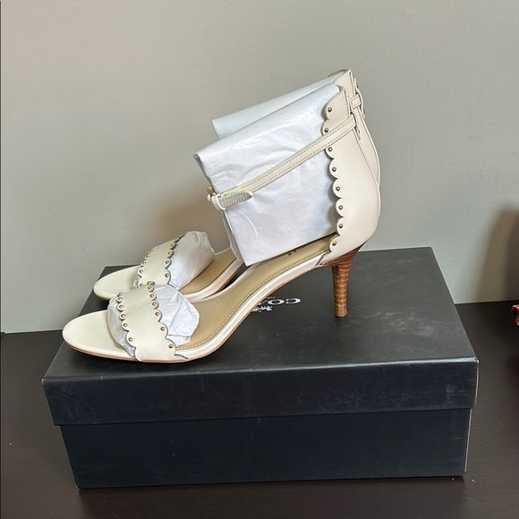 COACH Monica Soft Shine Calf Chalk Kitten Heel Scallop Leather Sz 8.5 NEW - Picture 3 of 12